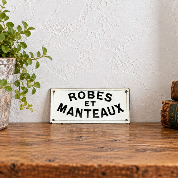 Ancienne plaque émaillée « Robes et manteaux » – Signalétique de boutique ancienne