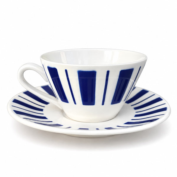 Tasse à café et soucoupe Fénal Badonviller en faïence blanche à décor rayé bleu cobalt
