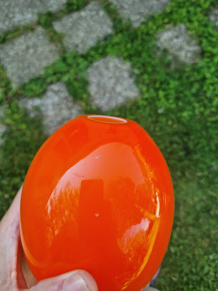 Petit vase vintage 14.5 cm en verre opaline orange de forme ovoîde