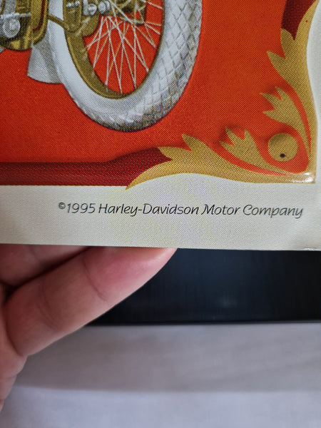 Plaque publicitaire vintage en tôle embossée Harley-Davidson (1995)