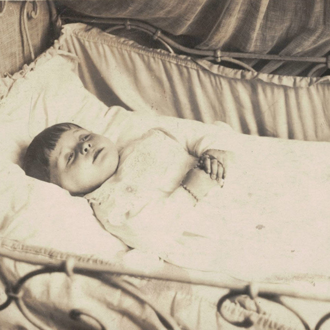 Ancienne carte photo post-mortem d'un enfant
