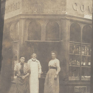 Ancienne carte photo de l'épicerie Louis Bonnegent au 1 rue du Pont à Broglie ( Eure )