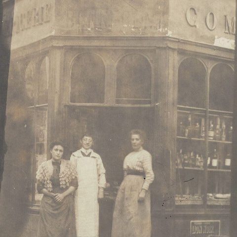 Ancienne carte photo de l'épicerie Louis Bonnegent au 1 rue du Pont à Broglie ( Eure )