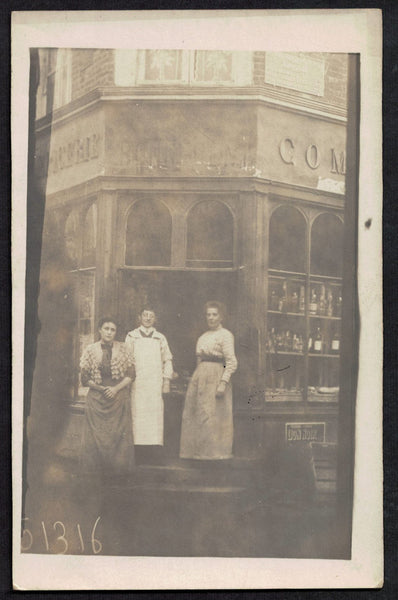 Ancienne carte photo de l'épicerie Louis Bonnegent au 1 rue du Pont à Broglie ( Eure )