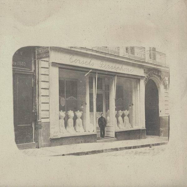 Ancienne carte photo boutique de Corsets Perséphone au 24 rue du Calvaire à Nantes