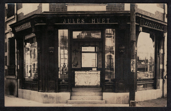 Ancienne carte photo de la boulangerie Jules Huet au 12 place Alsace Lorraine à Soissons