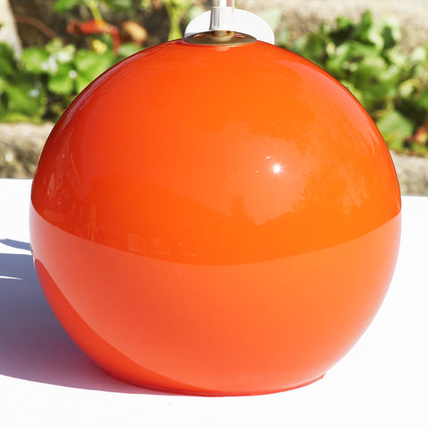 Abat-jour globe de suspension vintage en verre opaline orange pop