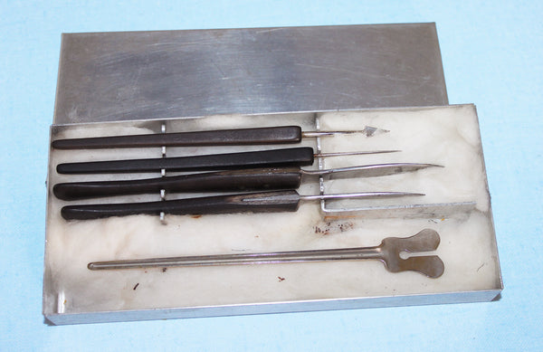 Ancienne boîte d'outils chirurgicaux de la pharmacie Dehaussy à Lille