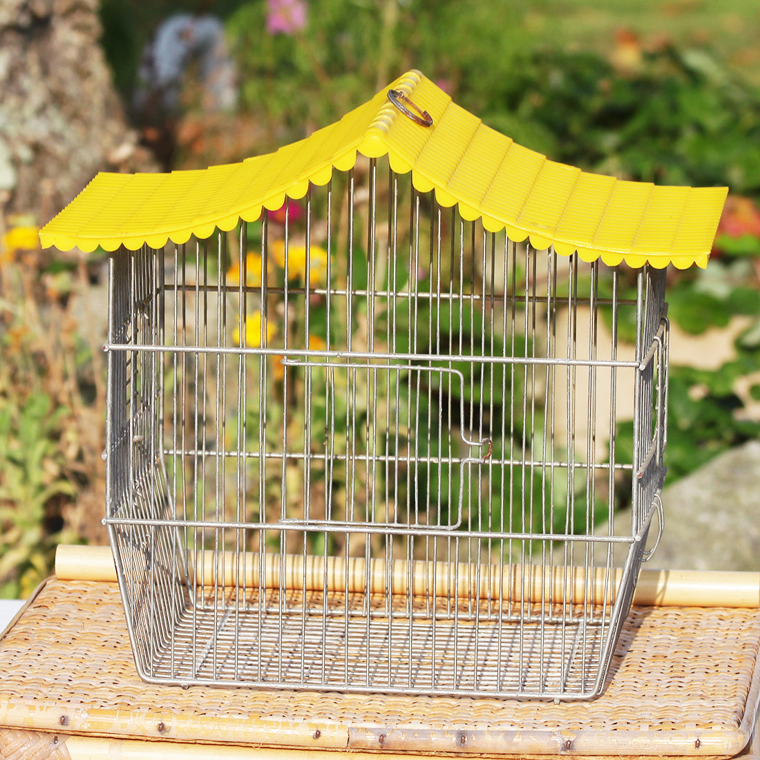 Petite cage à oiseaux vintage en métal et toit en plastique jaune