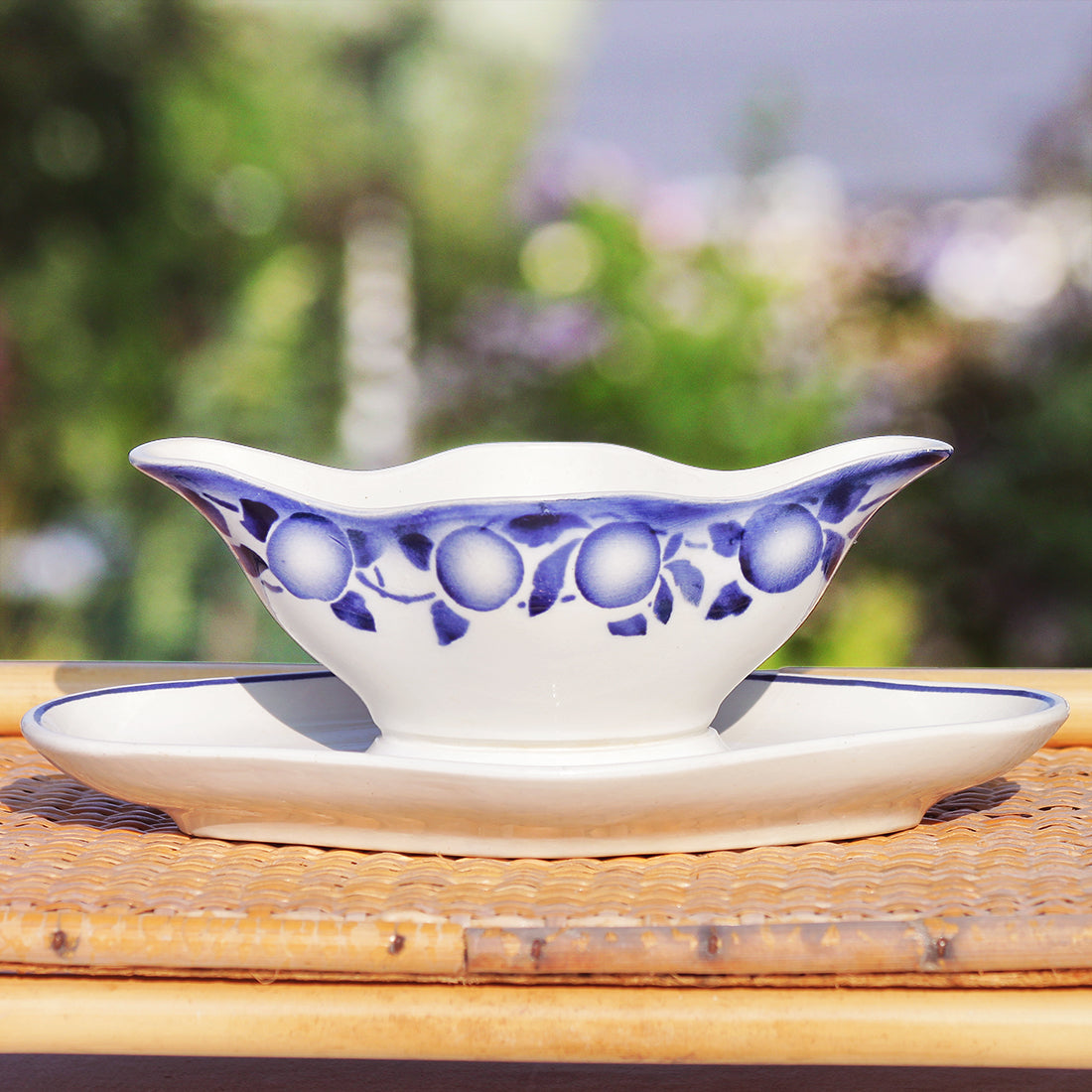 Ancienne saucière en faïence de St Amand Amandinoise modèle à pommes bleues