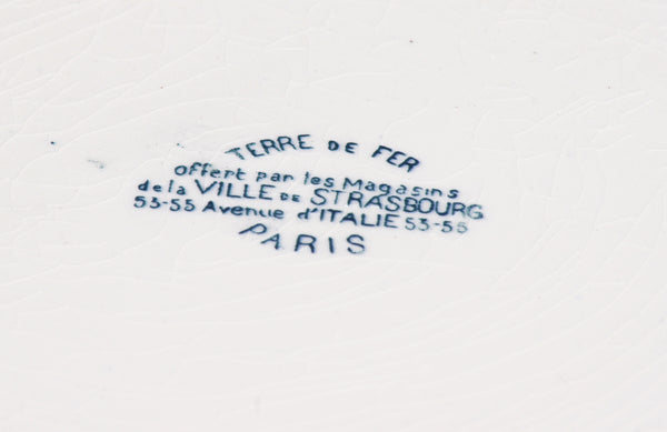 Ancien plat creux & rond en faïence Terre de Fer Paris offert par les magasins de la ville de Strasbourg