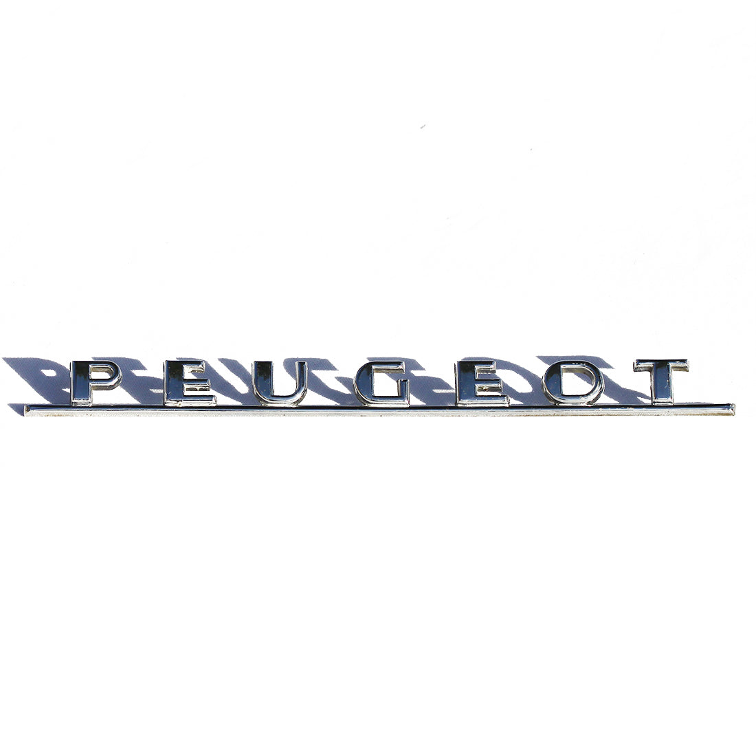 Logo monogramme arrière vintage chromé de la Peugeot 604 des années 1970