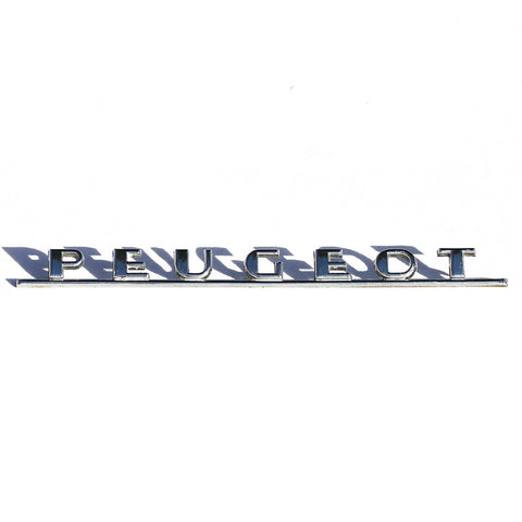 Logo monogramme arrière vintage chromé de la Peugeot 604 des années 1970