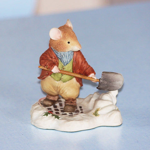 Figurine Villeroy & Boch Forwood Tales Winter at Foxwood Mr Mouse making way for Santa
