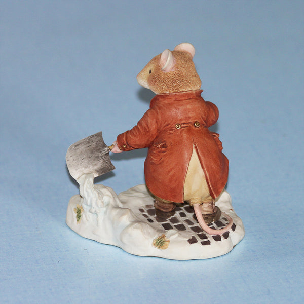 Figurine Villeroy & Boch Forwood Tales Winter at Foxwood Mr Mouse making way for Santa