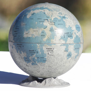 Petit globe lunaire vintage de Robert Johnson ( Replogle Globes 1966 )