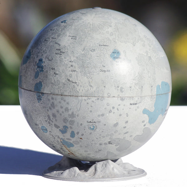 Petit globe lunaire vintage de Robert Johnson ( Replogle Globes 1966 )