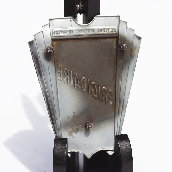 Plaque insigne publicitaire Frigidaire General Motors France vintage en métal chromé