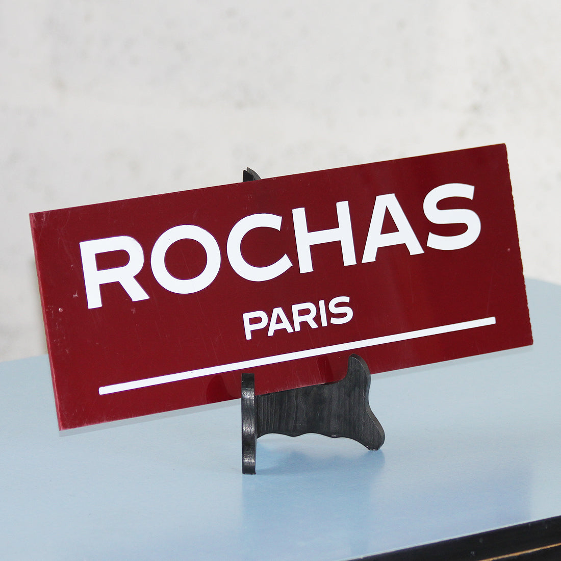 Petite plaque publicitaire en plexiglas de présentoir Rochas Paris