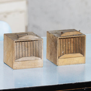 Ensemble de 2 petites cages à oiseaux anciennes en bois de la Samaritaine avec consigne