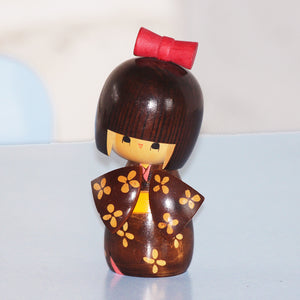 Kokeshi - poupée japonaise en bois signée