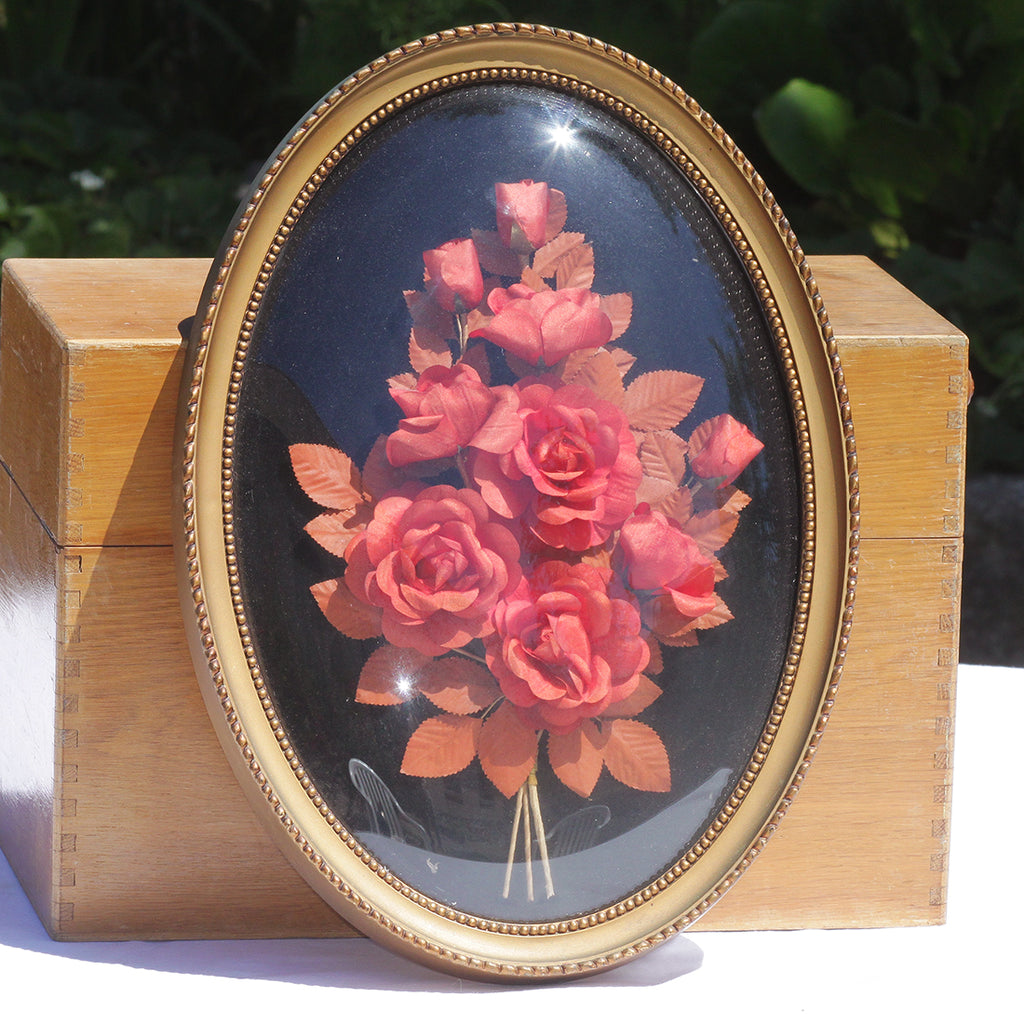 Composition de fleurs en tissu grand cadre médaillon ovale 42.5 cm vintage & verre bombé Composition de fleurs en tissu grand cadre médaillon ovale 42.5 cm vintage & verre bombé