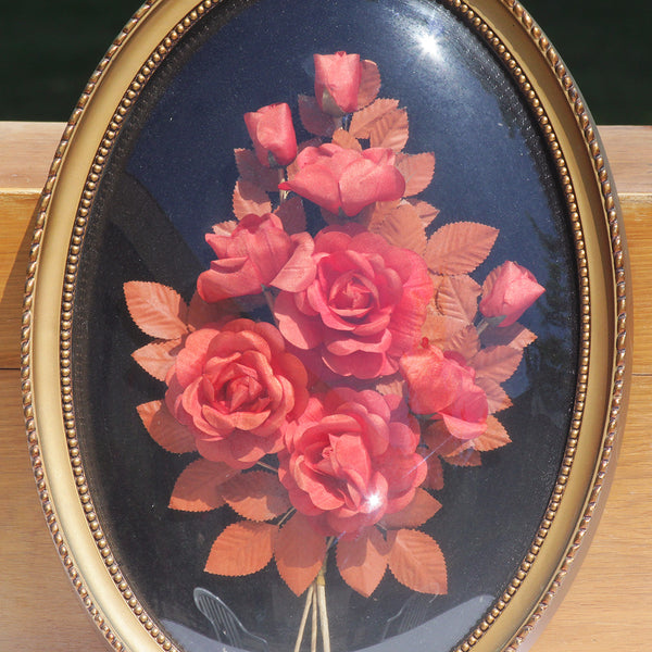 Composition de fleurs en tissu grand cadre médaillon 42.5 cm ovale vintage & verre bombé