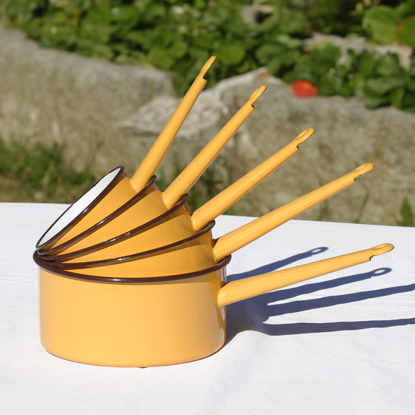 Série de 5 casseroles en tôle émaillée vintage jaune ambre