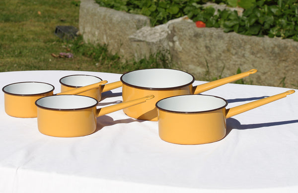 Série de 5 casseroles en tôle émaillée vintage jaune ambre