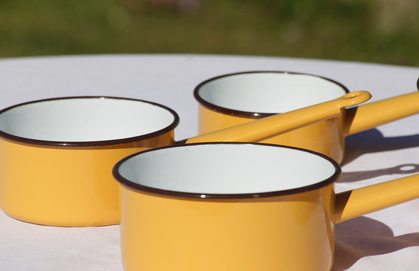 Série de 5 casseroles en tôle émaillée vintage jaune ambre