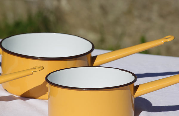 Série de 5 casseroles en tôle émaillée vintage jaune ambre