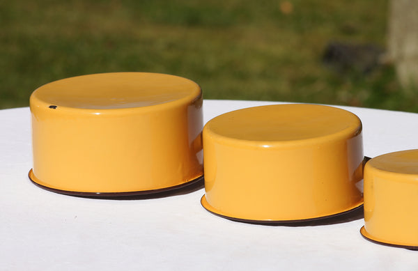 Série de 5 casseroles en tôle émaillée vintage jaune ambre