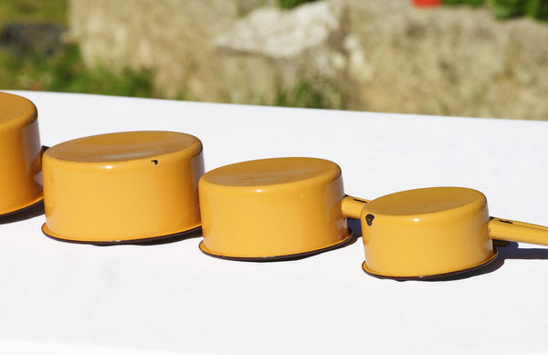 Série de 5 casseroles en tôle émaillée vintage jaune ambre