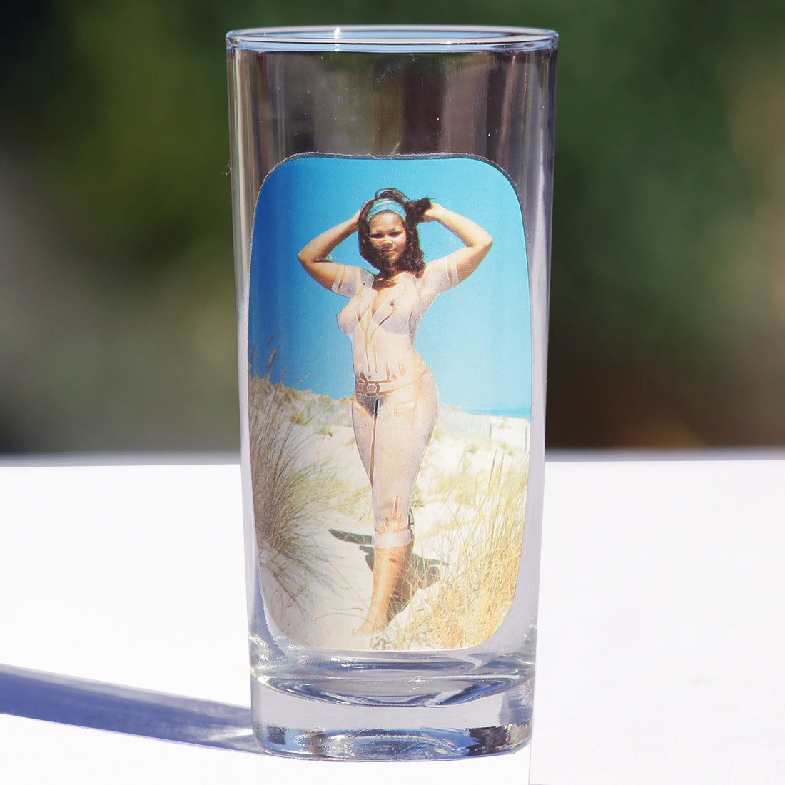 Verre vintage pin-up qui se déshabille nue des années 1970