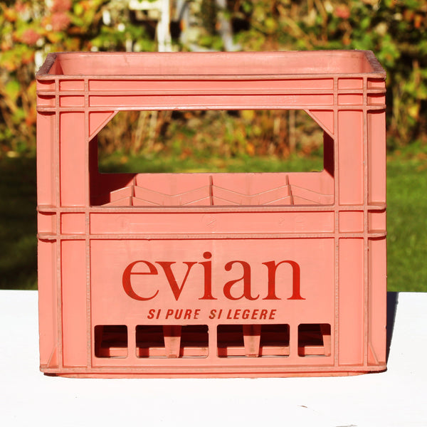 Caisse casier Soupledur à bouteilles vintage EVIAN en plastique rose