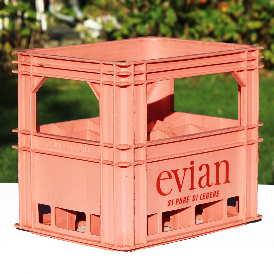 Caisse casier Soupledur à bouteilles vintage EVIAN en plastique rose