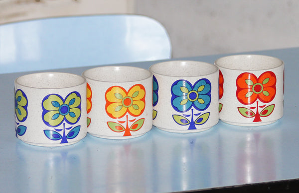 Ensemble de quatre grandes tasses / mugs en céramique à motif fleur vintage
