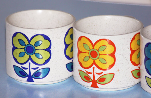 Ensemble de quatre grandes tasses / mugs en céramique à motif fleur vintage