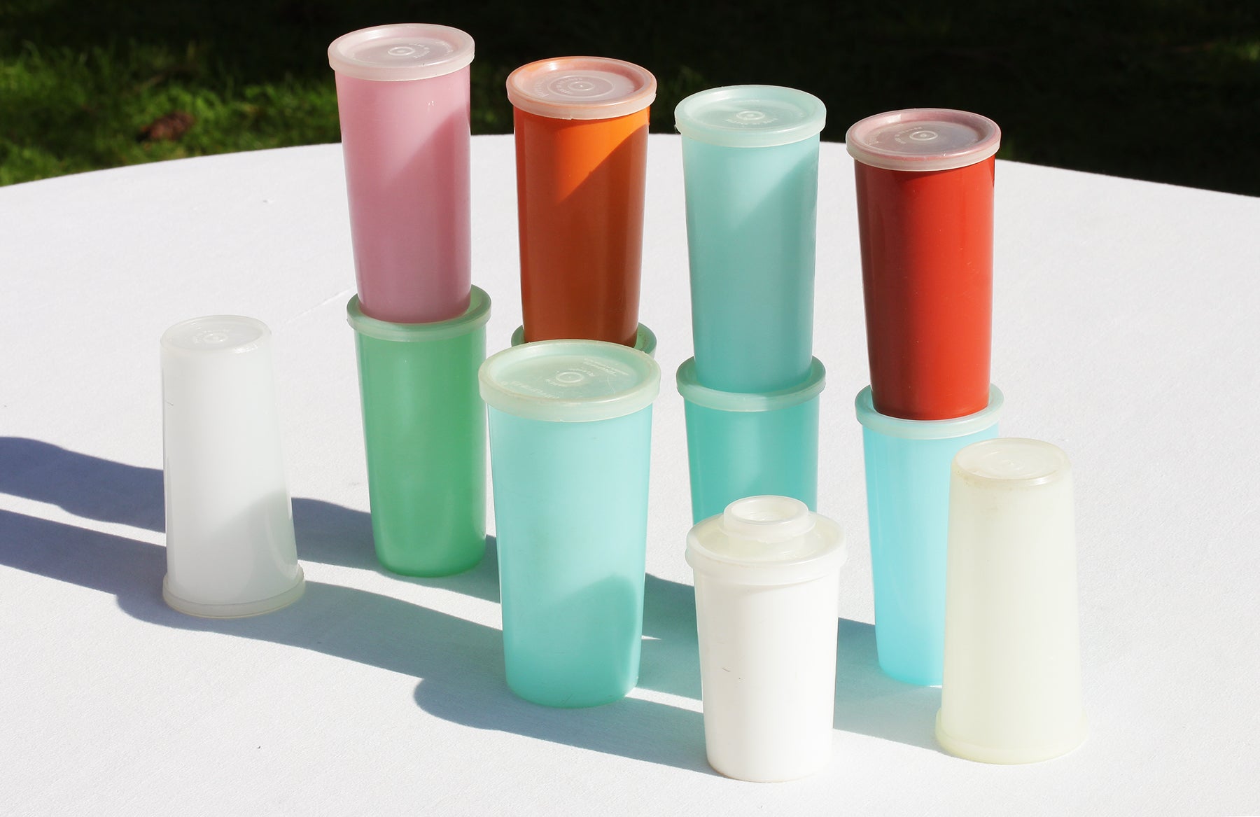 2 grandes boites Tupperware vert et blanc pastel avec couvercles 2 grandes boites Tupperware vert et blanc pastel avec couvercles