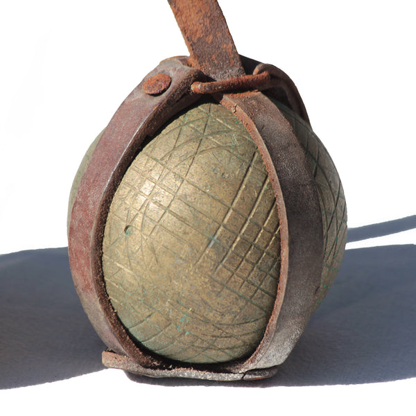 Ancienne paire de boules lyonnaises / jeu de longue en bronze + lanière en cuir