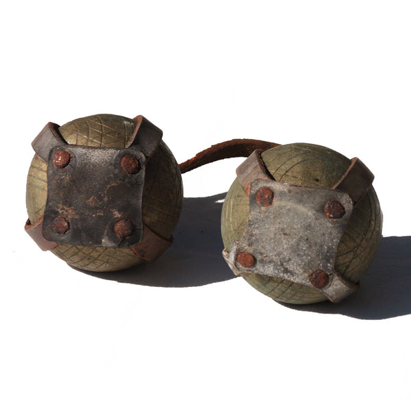 Ancien paire de boules lyonnaises / jeu de longue en bronze + lanière en cuir