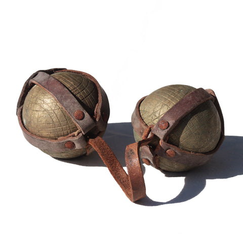 Ancienne paire de boules lyonnaises / jeu de longue en bronze + lanière en cuir