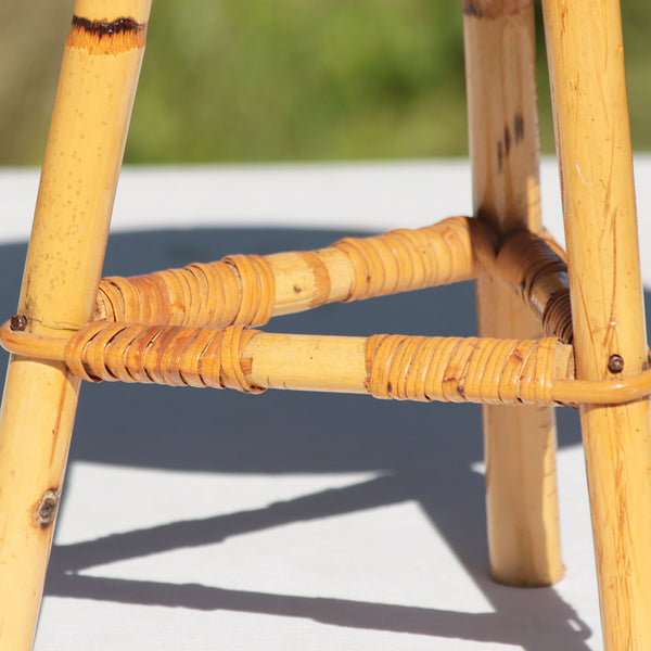 Petit tabouret vintage en rotin / bambou vernis