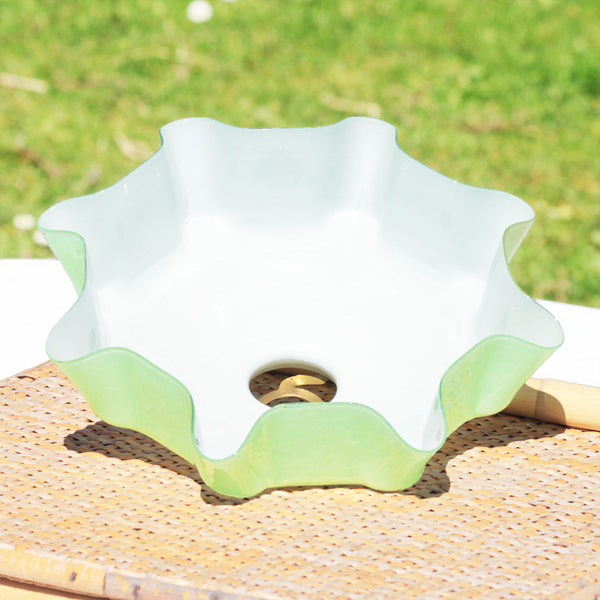 Ancien abat-jour de suspension à collerette en verre opaline bicolore vert pastel & blanc