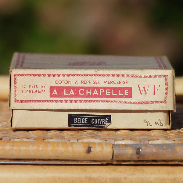 Boîte de mercerie ancienne de coton à repriser A La Chapelle - 12 pelotes beige cuivré