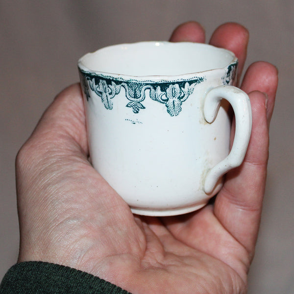 Ancienne tasse à café en faïence Terre de Fer de St Amand modèle Iris vert