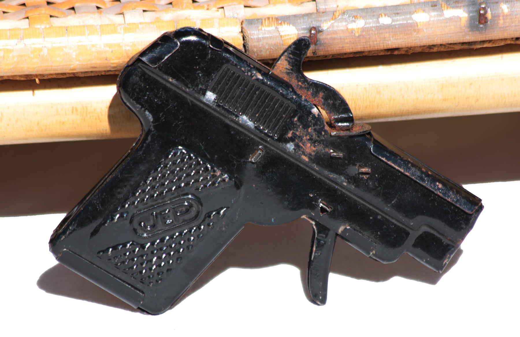 ANCIEN JOUET MECANIQUE PISTOLET REVOLVER A PETARD EN METAL et PVC, il