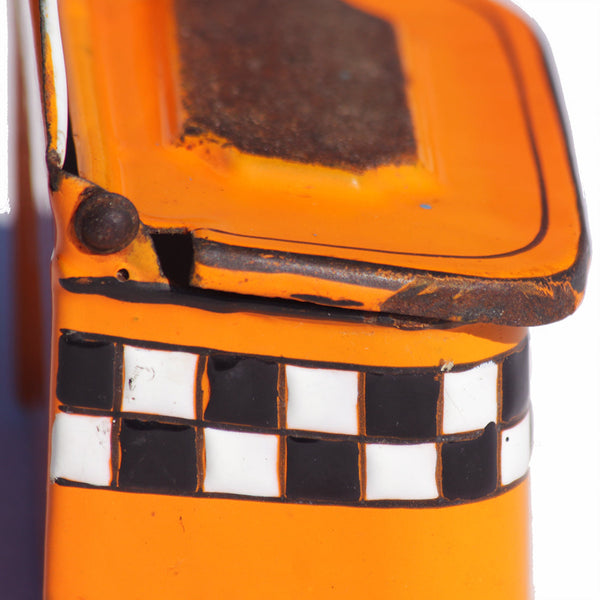 Ancienne boîte à allumettes en tôle émaillée orange à damiers signée B.B.