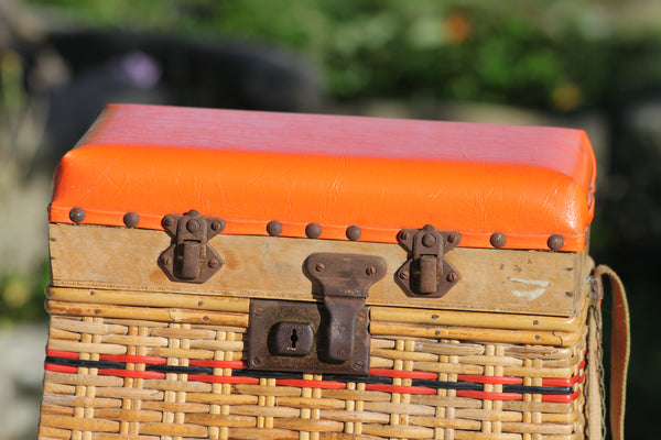 Siège coffre vintage de pêche en osier assise orange