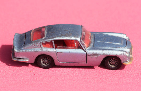 Véhicule miniature Dinky Toys voiture Aston Martin DB6 ref 153